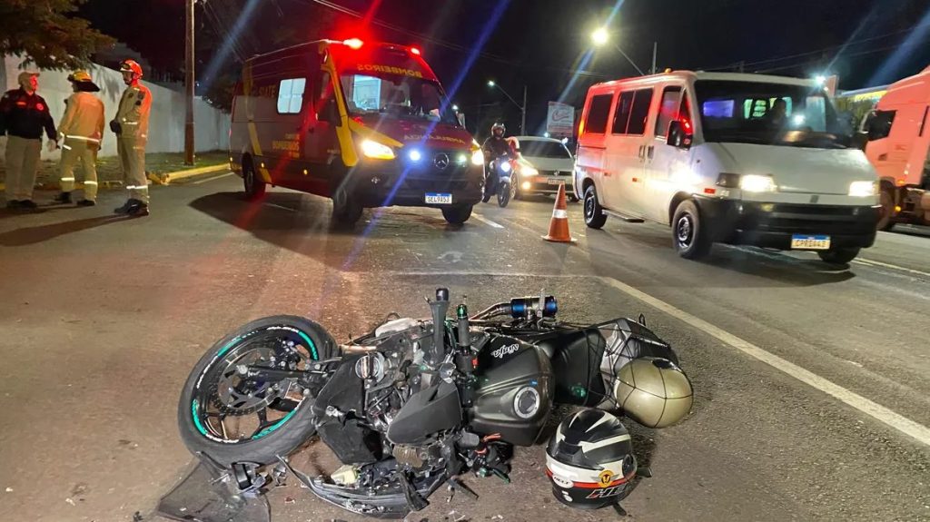 Piloto de Kawasaki fica ferido ao colidir contra utilitário em Apucarana