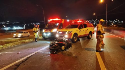 Violenta colisão entre moto e caminhão na BR-116 deixa piloto gravemente ferido