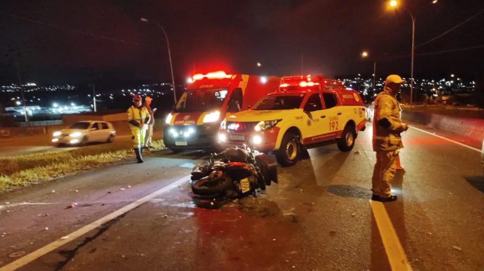 Violenta colisão entre moto e caminhão na BR-116 deixa piloto gravemente ferido