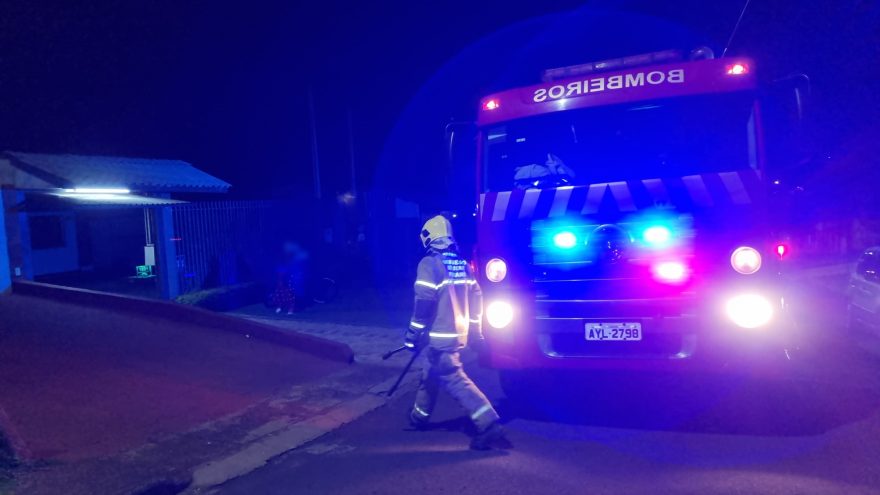 Incêndio nos fundos de residência mobiliza Bombeiros ao Bairro Santa Cruz