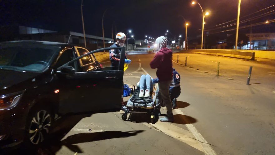Jovem perde controle de veículo e colide em poste na Av. Rocha Pombo