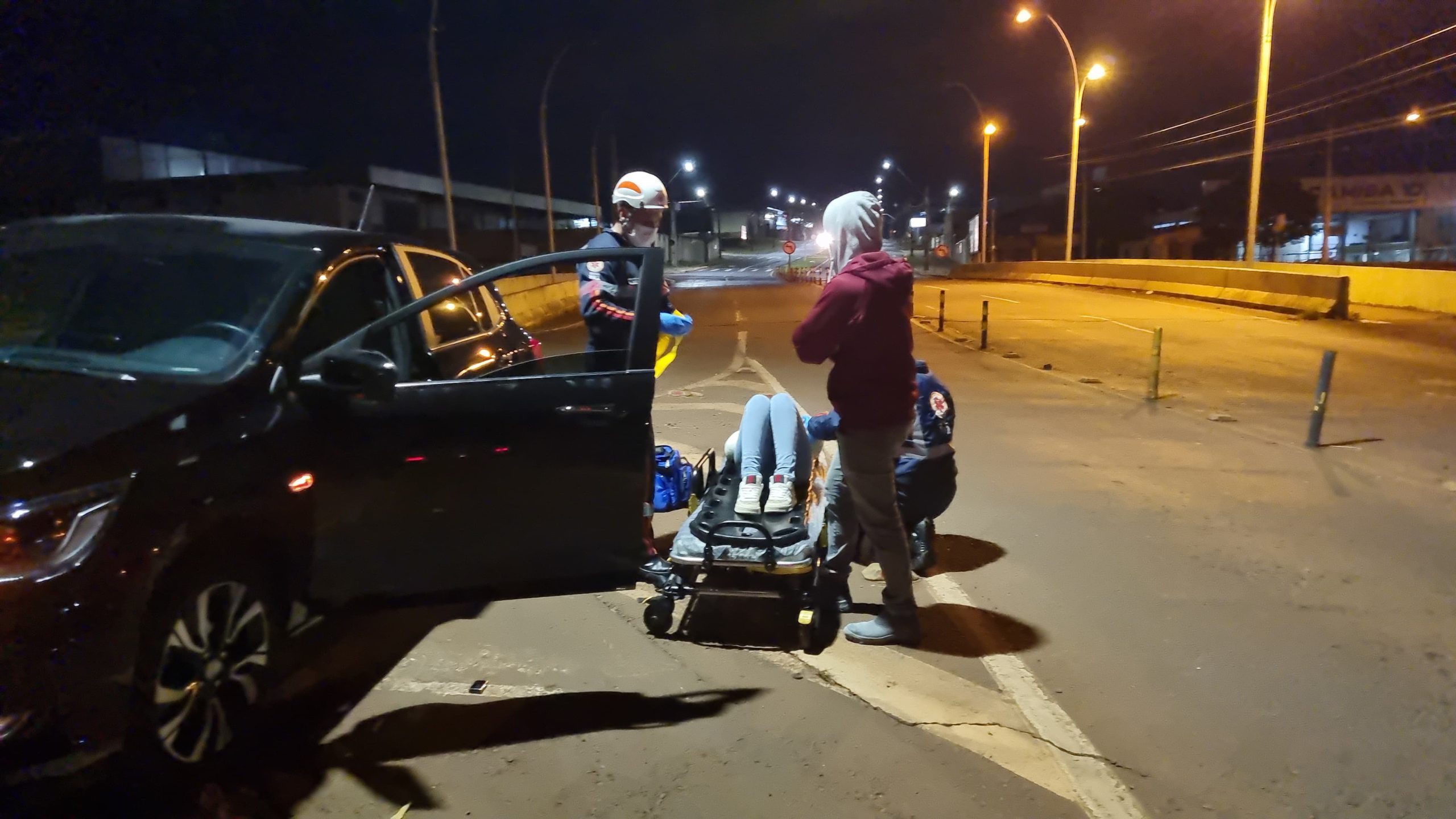 Jovem perde controle de veículo e colide em poste na Av. Rocha Pombo