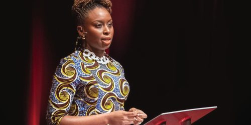 Bienal do Livro começa no Rio nesta sexta com Chimamanda Ngozi Adichie Imagem referente a Bienal do Livro começa no Rio nesta sexta com Chimamanda Ngozi Adichie
