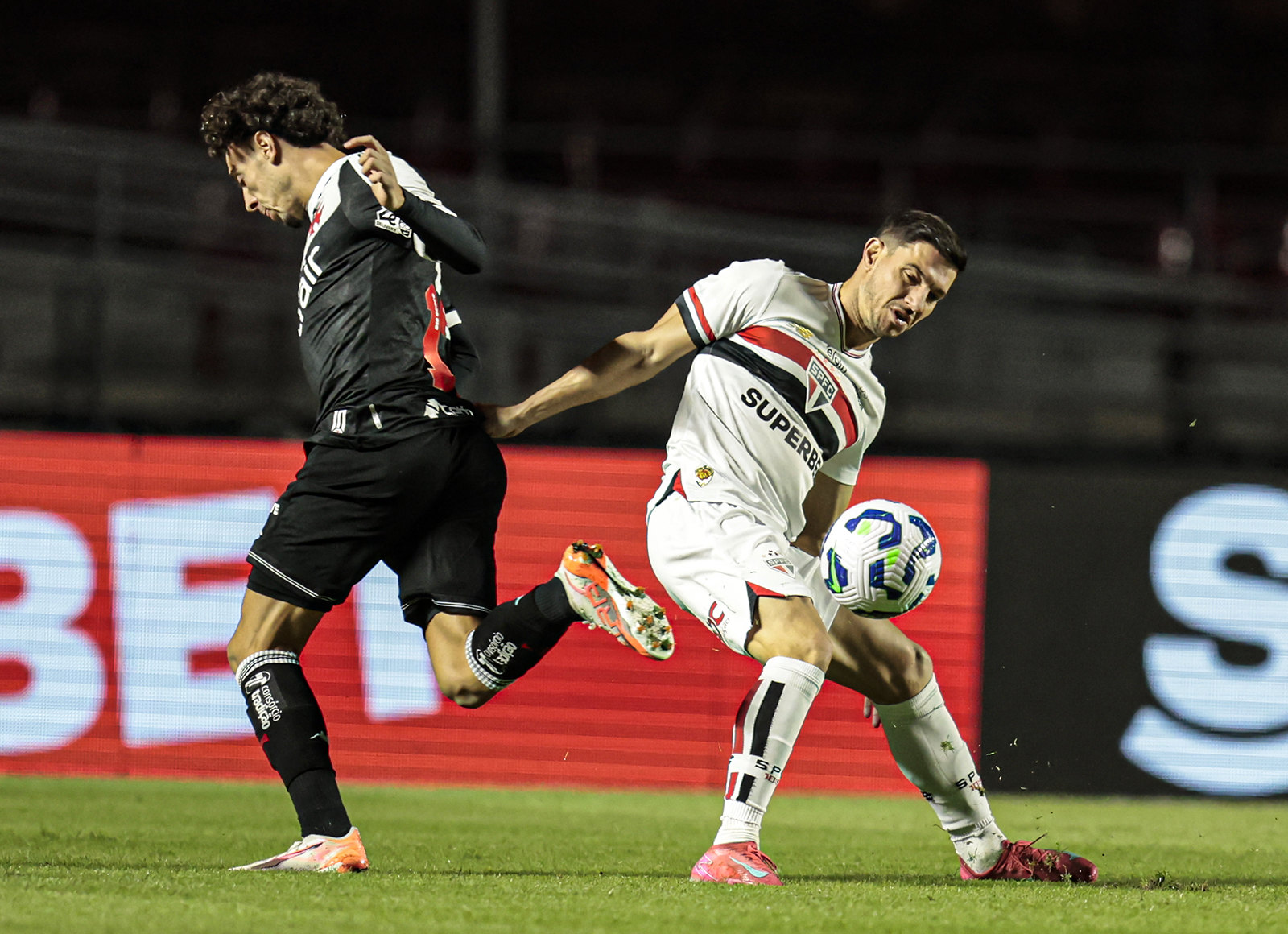 São Paulo é apático no MorumBis em derrota para o Vasco pelo Brasileirão entre 'olé' e vaias