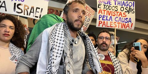 Thiago Ávila chega ao Brasil e é recebido por grupo pró-Palestina Imagem referente a Thiago Ávila chega ao Brasil e é recebido por grupo pró-Palestina