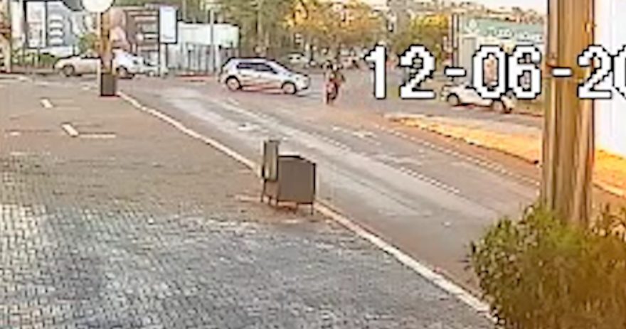 Vídeo mostra Gol cruzando via e batendo contra moto na Rua Vitória com a Rua Paraguai