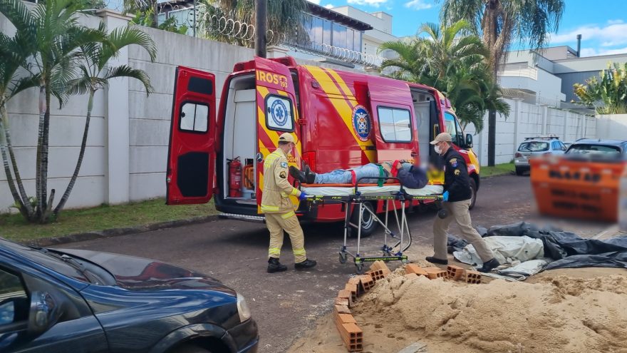 Homem sofre queda de três metros enquanto fazia reparos em telhado no Country