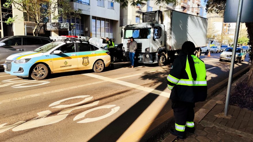 Pane elétrica em caminhão causa transtornos no trânsito na Rua Minas Gerais, em Cascavel