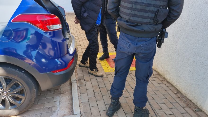 Ao tentar ver filhos no CMEI, homem descumpre medida protetiva e é detido pela GM