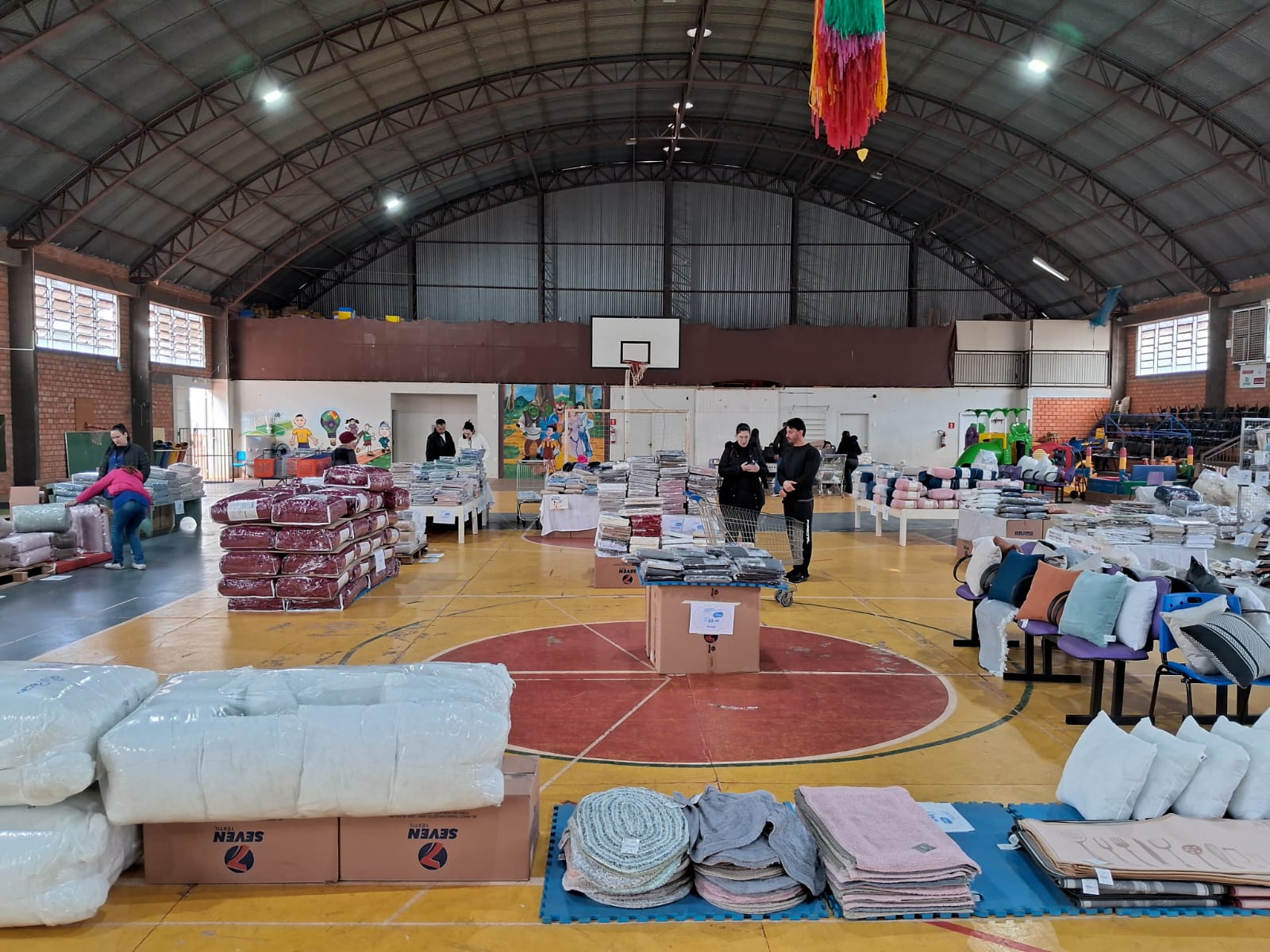 Bazar de inverno com preços especiais é realizado na Apae