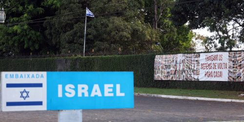 Israel fecha embaixada e consulado no Brasil após ataque ao Irã Imagem referente a Israel fecha embaixada e consulado no Brasil após ataque ao Irã