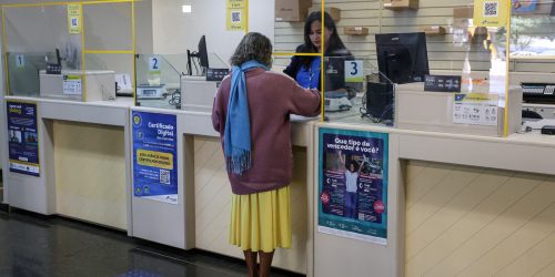 Mais de 488 mil aposentados já foram aos Correios contestar descontos Imagem referente a Mais de 488 mil aposentados já foram aos Correios contestar descontos