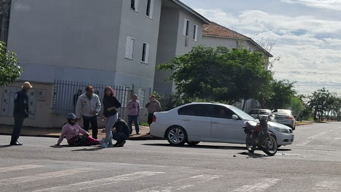 Motociclista fica ferida após colisão com carro no Conjunto Riviera