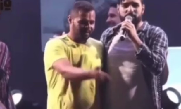 Homem tenta voltar com ex em palco e depois a mata Homem tenta voltar com ex em palco e depois a mata