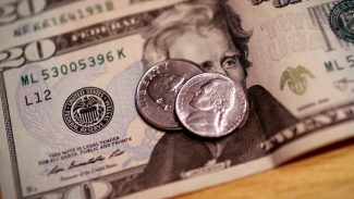 Dólar fica estável, apesar de conflito entre Israel e Irã