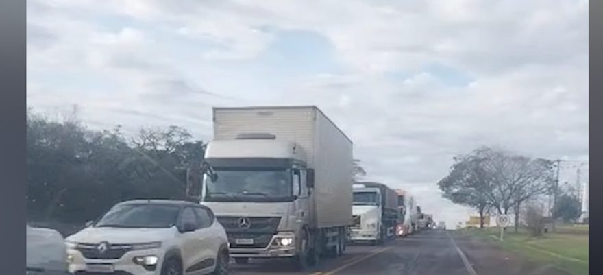 BR-277: pista interditada causa congestionamento de 31 km em Céu Azul
