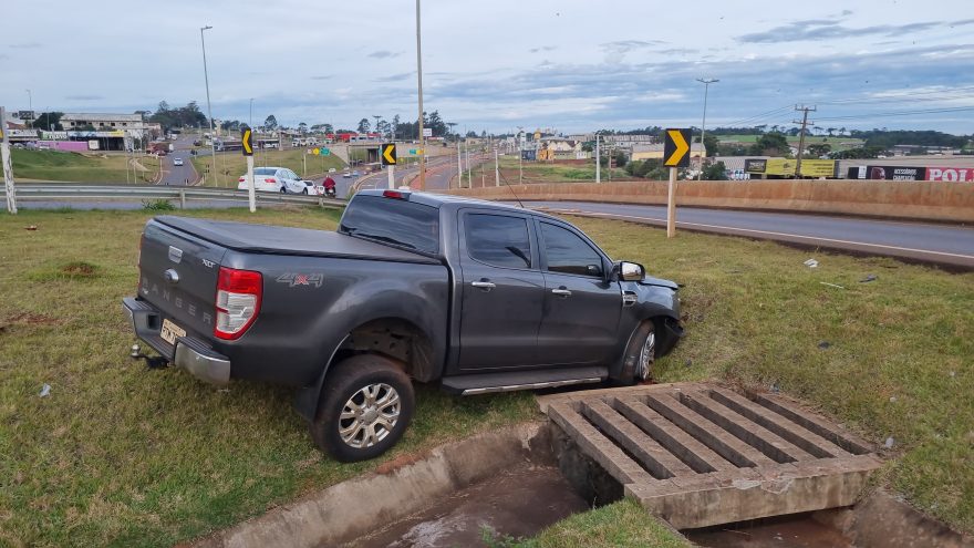 Caminhonete desvia de carreta e acaba em canaleta no Trevo Cataratas