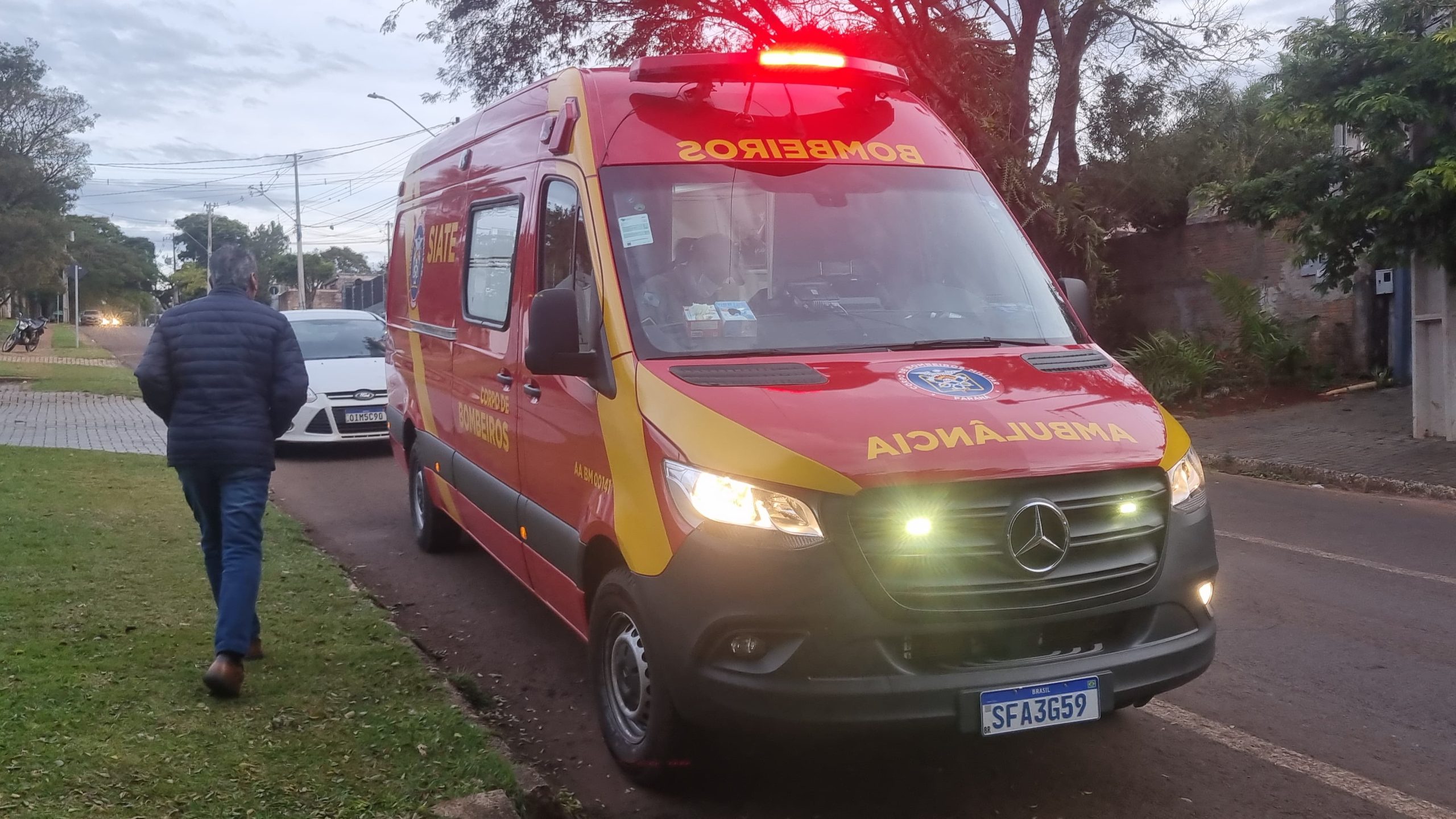 Mulher sofre queda de veículo e tem fratura exposta na perna no Bairro Cancelli em Cascavel