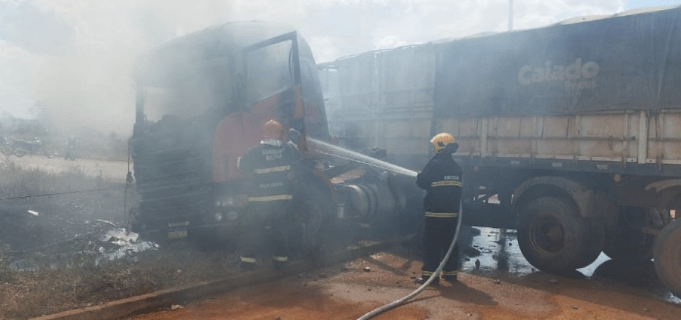 Incêndio destrói carreta Scania na MT-325