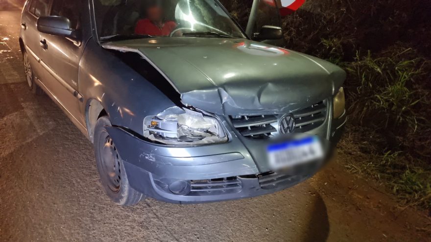 Gol e HB20 se envolvem em colisão na marginal da BR-277, em Cascavel