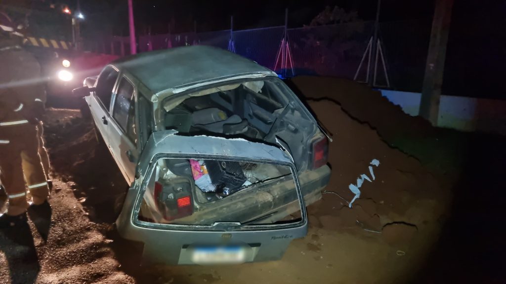 Carro bate em barranco na marginal da BR-369 e mulher fica gravemente ferida