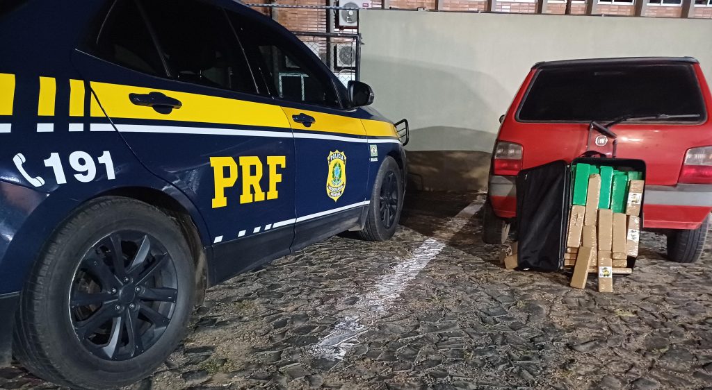 Combate ao tráfico: PRF apreende Uno com 34,6 kg de maconha na BR-373