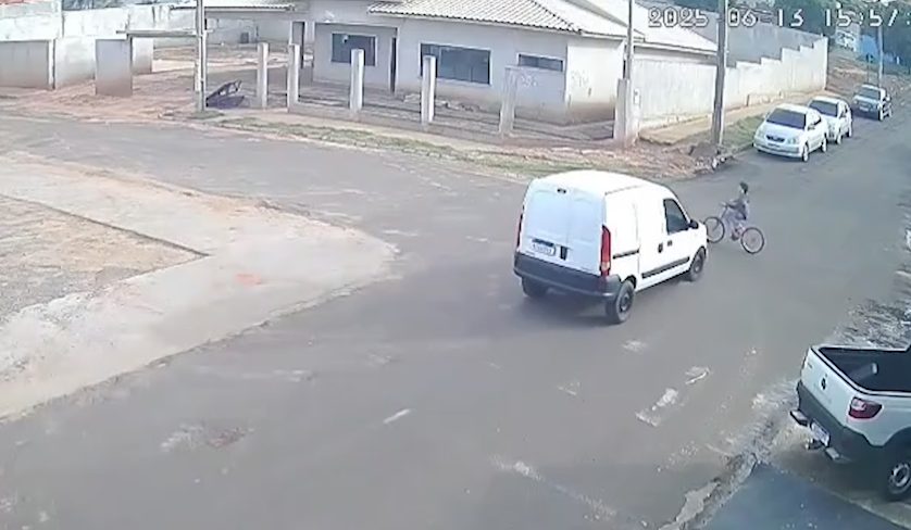 Câmera flagra criança em bicicleta sendo atingida por utilitário