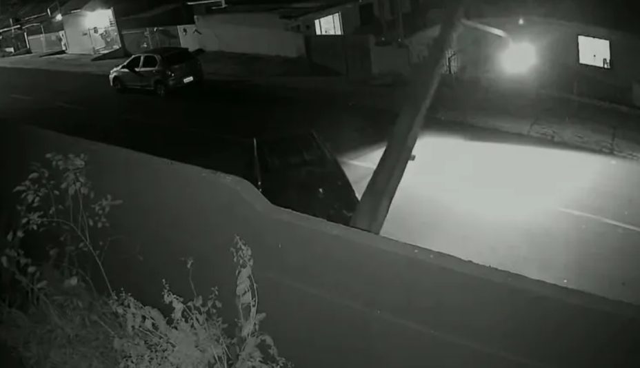 Motorista perde controle de carro e derruba poste de luz em Ponta Grossa