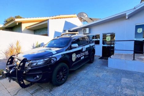 Jovem é vítima de importunação sexual enquanto dormia em ônibus de universitários no Paraná Imagem referente a Jovem é vítima de importunação sexual enquanto dormia em ônibus de universitários no Paraná