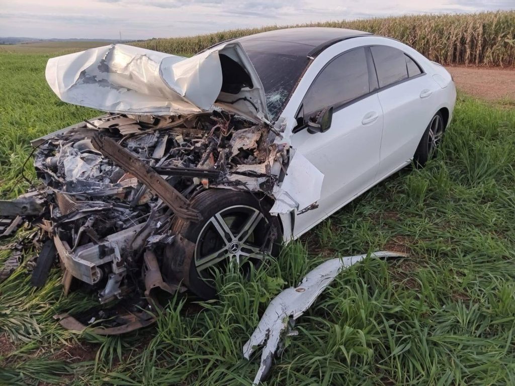 Voltando para casa com Mercedes nova, cascavelense fica ferido ao bater com caminhão na BR-163