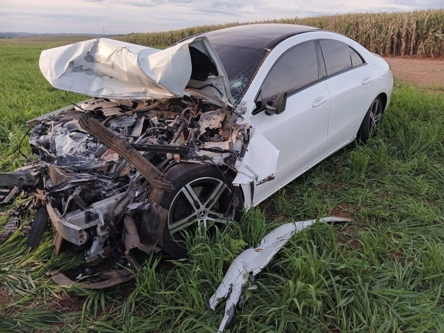 Voltando para casa com Mercedes nova, cascavelense fica ferido ao bater com caminhão na BR-163