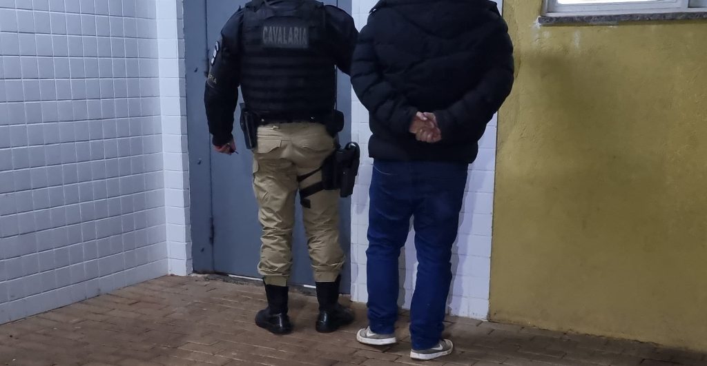Cavalaria confirma denúncia e detém homem com revólver em tabacaria no Tarumã