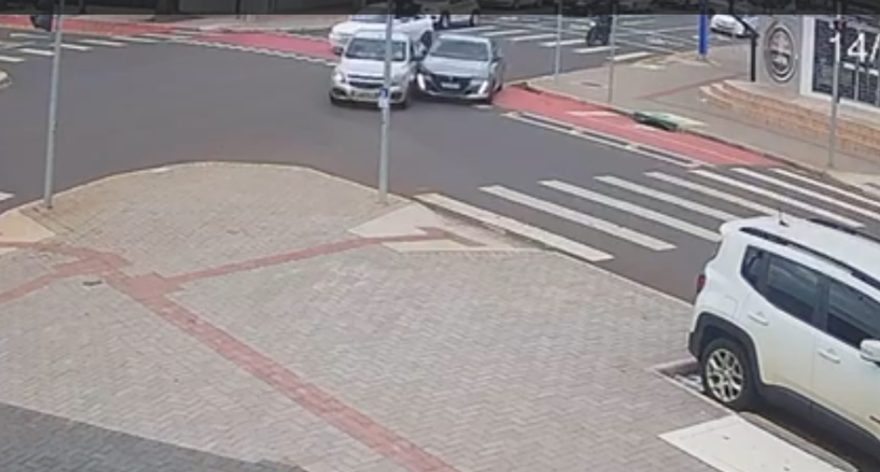 Câmera de monitoramento registra mais um acidente entre dois carros na Rua da Lapa