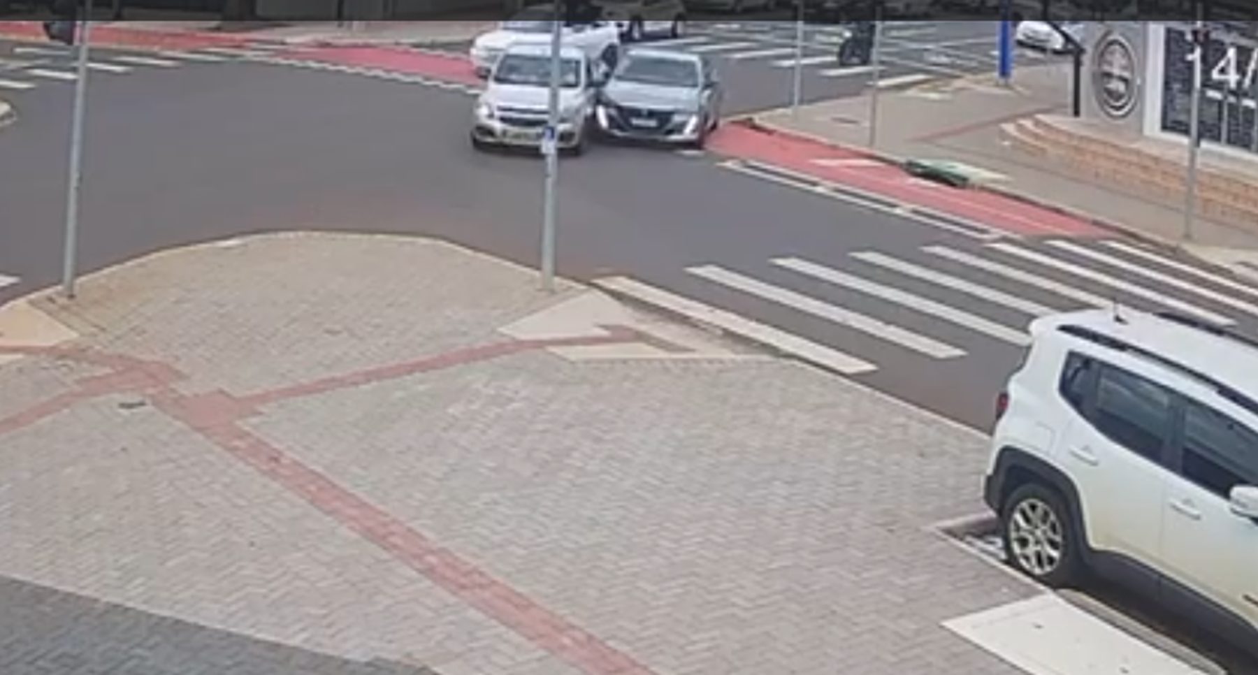 Câmera de monitoramento registra mais um acidente entre dois carros na Rua da Lapa