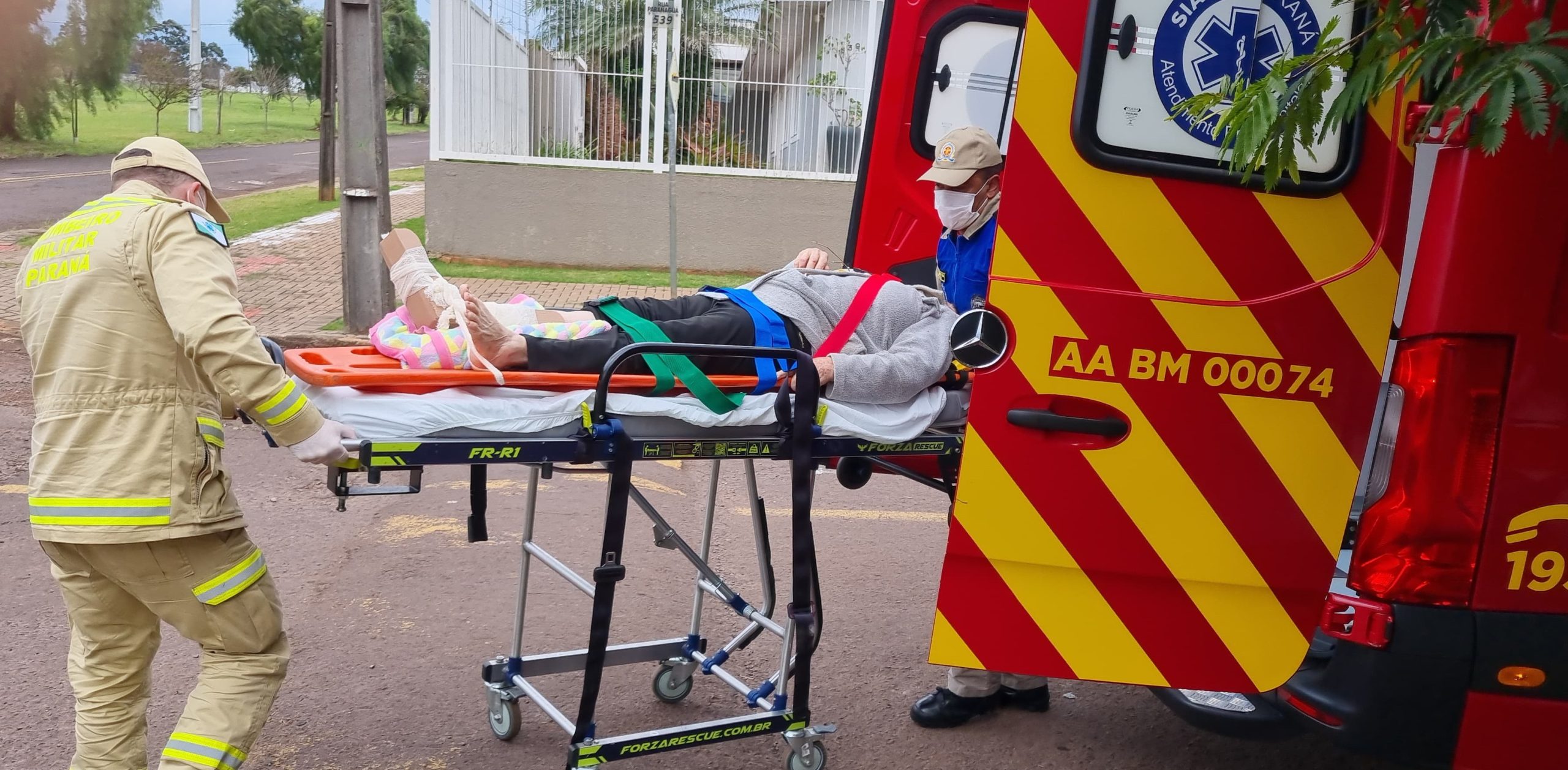 Mulher fratura perna ao sofrer queda em residência no Pacaembu