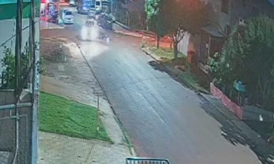 Câmera registra acidente que deixou motociclista ferido no Esmeralda