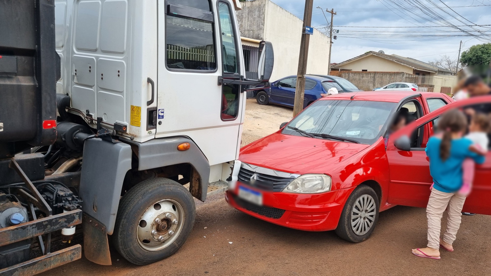 Mulher passa mal, e colide carro com caminhão estacionado no Cascavel Velho