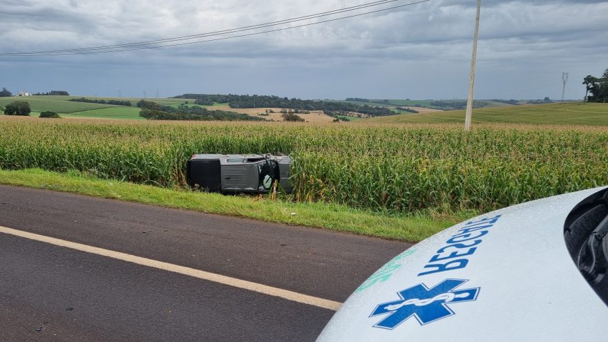 Capotamento em Céu Azul deixa três feridos e interdita BR-277