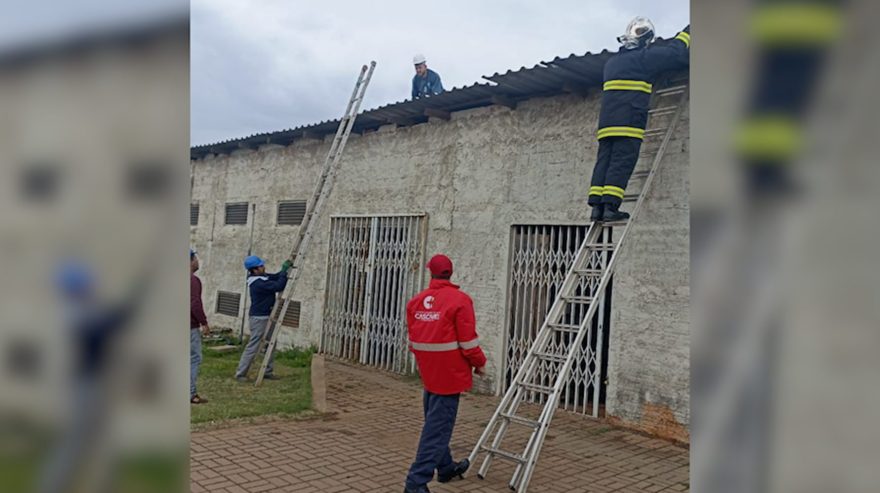 Ventania de 65 km/h causa destelhamento na casa de força do aeroporto