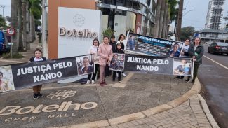 Familiares fazem manifestação no local do acidente que vitimou Fernando Lorenzo