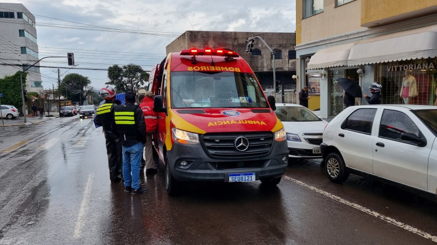 Motociclista é socorrido pelo Siate após acidente de trânsito no Centro