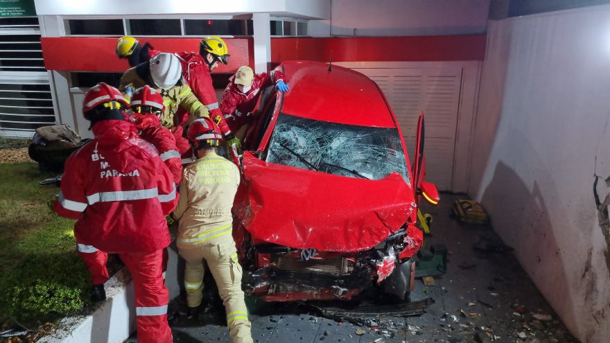 Motorista sofre grave acidente e invade escola de inglês no centro de Cascavel