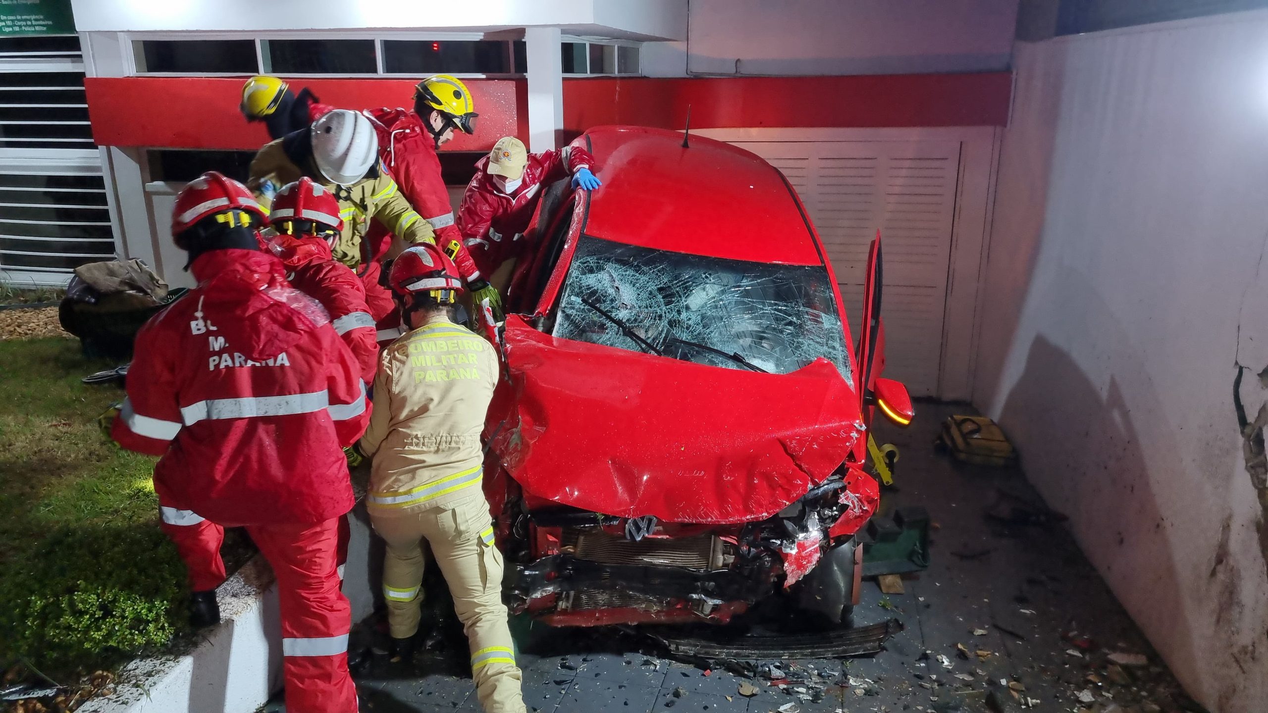 Motorista sofre grave acidente e invade escola de inglês no centro de Cascavel