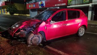 Jovens se ferem em acidente após colisão com árvore na Avenida Toledo em Cascavel