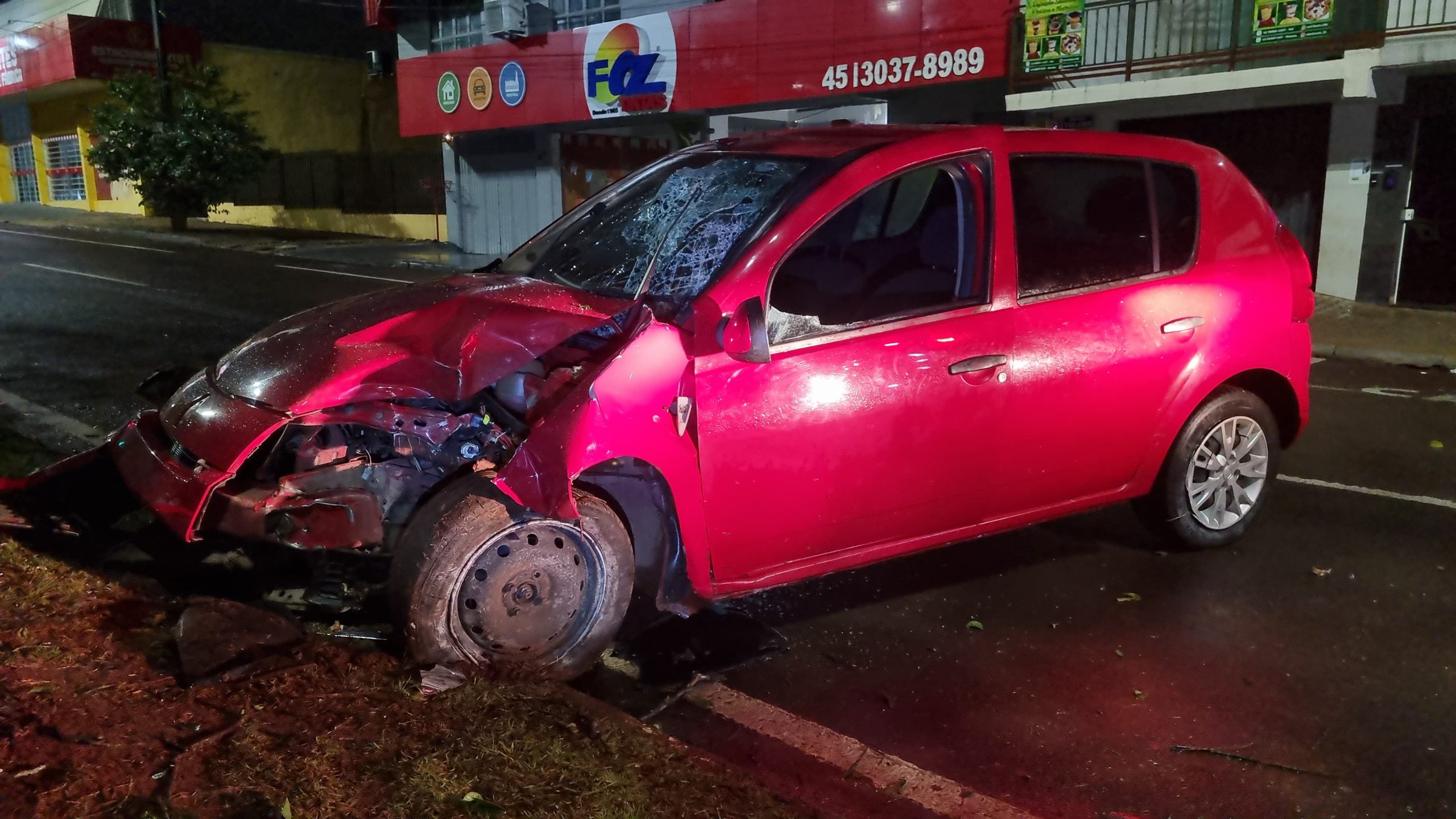 Jovens se ferem em acidente após colisão com árvore na Avenida Toledo em Cascavel