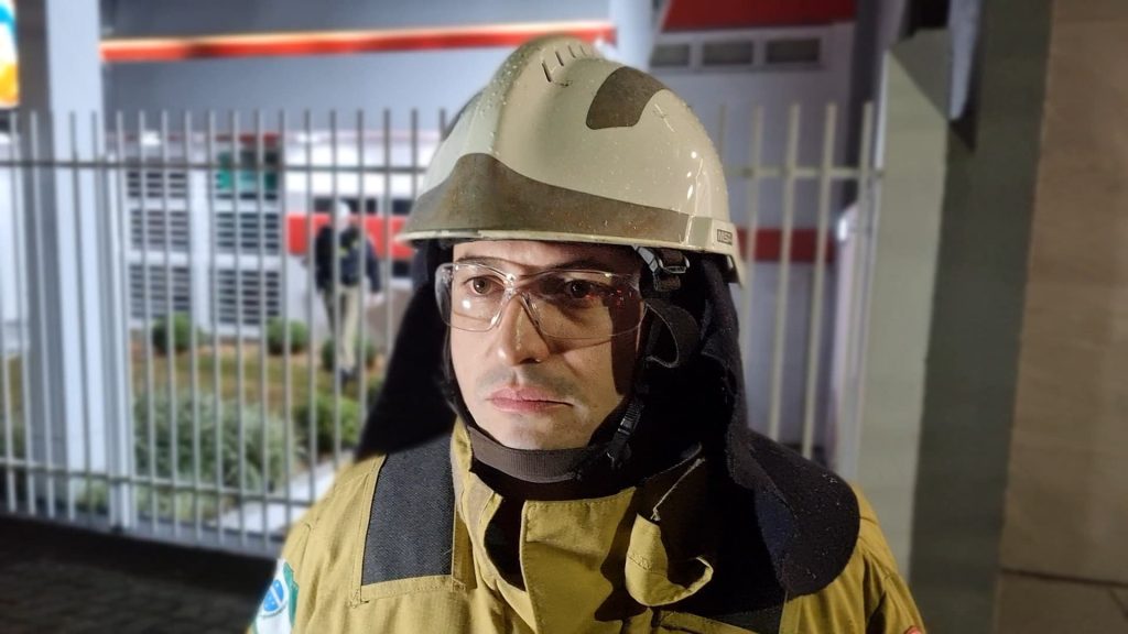 “Estava com o nível de consciência bem rebaixado”, relata Oficial dos Bombeiros sobre vítima que bateu o carro contra escola de idiomas “Estava com o nível de consciência bem rebaixado”, relata Oficial dos Bombeiros sobre vítima que bateu o carro contra escola de idiomas