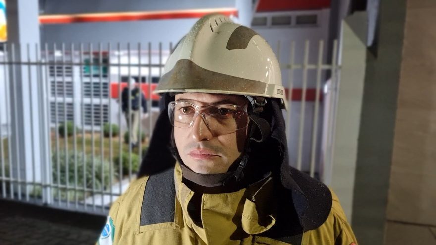 “Estava com o nível de consciência bem rebaixado”, relata Oficial dos Bombeiros sobre vítima que bateu o carro contra escola de idiomas