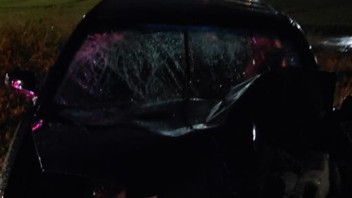Três pessoas ficam feridas após carro colidir contra poste na PR-317, em Toledo Três pessoas ficam feridas após carro colidir contra poste na PR-317, em Toledo