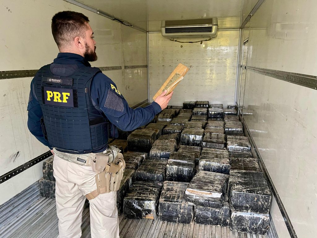 PRF apreende mais de 2 toneladas de maconha e pistola com carregador de alta capacidade na BR-277 PRF apreende mais de 2 toneladas de maconha e pistola com carregador de alta capacidade na BR-277