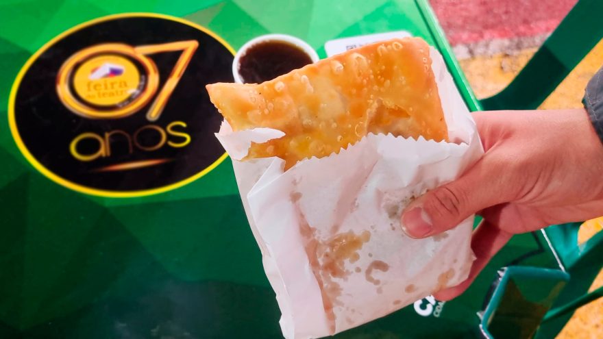 Domingo é dia de cultura, lazer e comer pastel na Feira do Teatro em Cascavel
